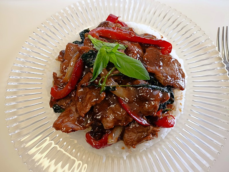 Tumisan Daging Kemangi, filet de bœuf sauté au basilic citron, cuisine indonésienne à domicile en Gruyère