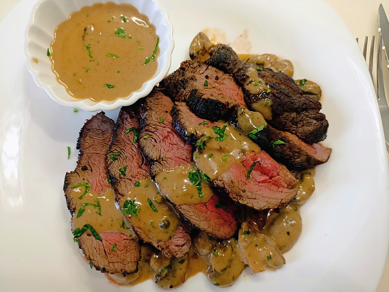 Filet de bœuf, sauce aux champignons, cuisine italienne à domicile en Gruyère