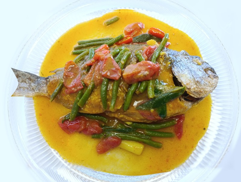 Ikan Kuah Kuning, poisson au bouillon jaune des Moluques, cuisine indonésienne à domicile en Gruyère