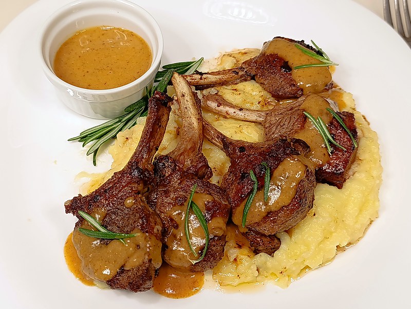 Côtes d'agneau grillées avec purée, cuisine italienne à domicile en Gruyère