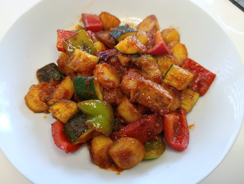 Pommes de terre, courgettes et poivrons à la tomate, cuisine italienne à domicile en Gruyère