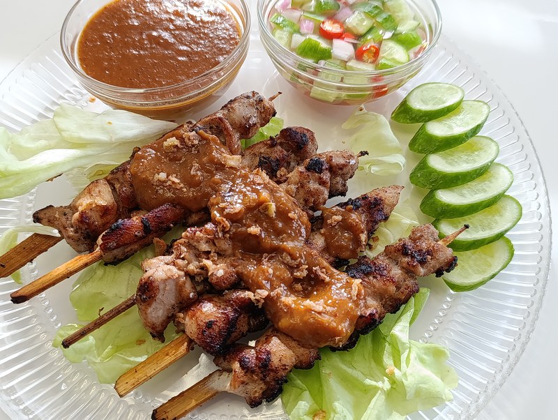 Satay Ayam, brochettes de poulet grillées à la sauce cacahuète, cuisine indonésienne à Bulle